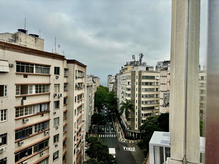Apê com vista lateral mar a 400m da praia de Copa
