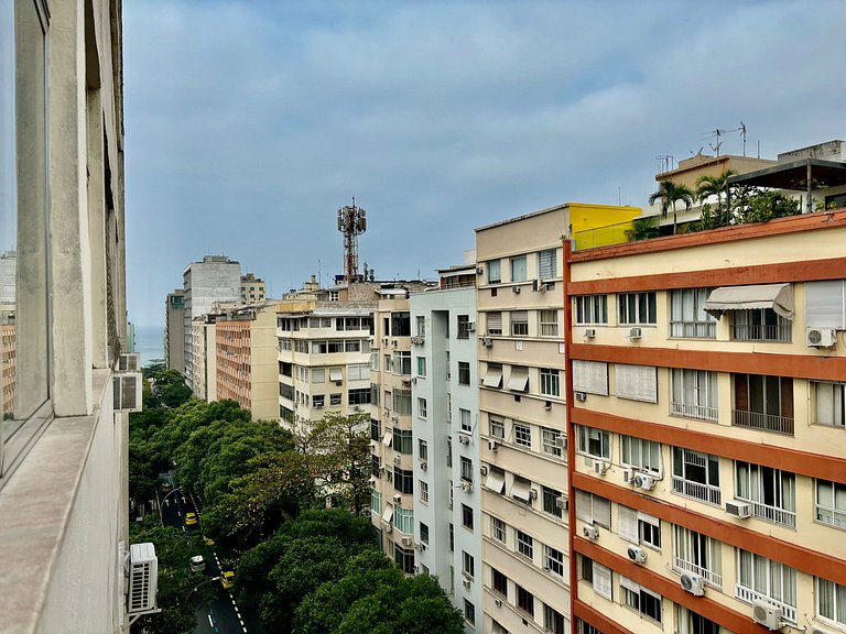 Apê com vista lateral mar a 400m da praia de Copa