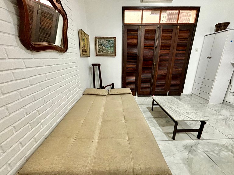 Espaçoso Apto. 2 quartos a poucos passos da praia