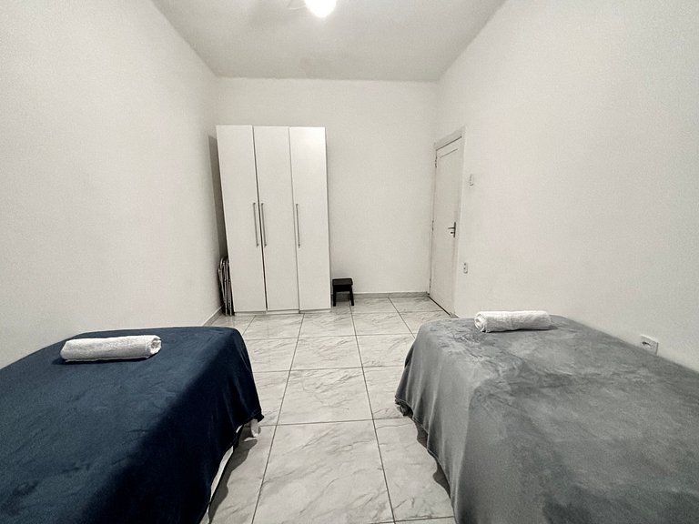 Espaçoso Apto. 2 quartos a poucos passos da praia