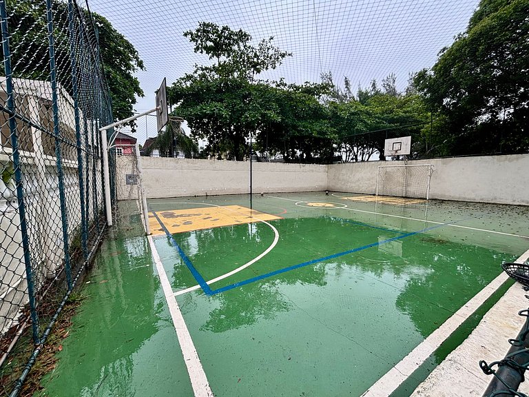 2qts em condomínio com piscina na Barra da Tijuca