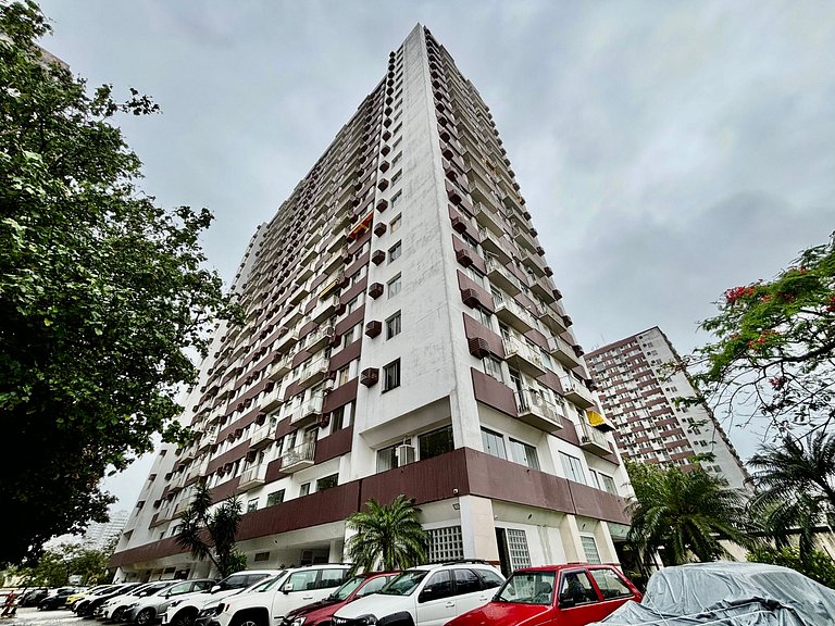 2qts em condomínio com piscina na Barra da Tijuca