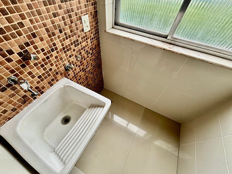 2qts em condomínio com piscina na Barra da Tijuca