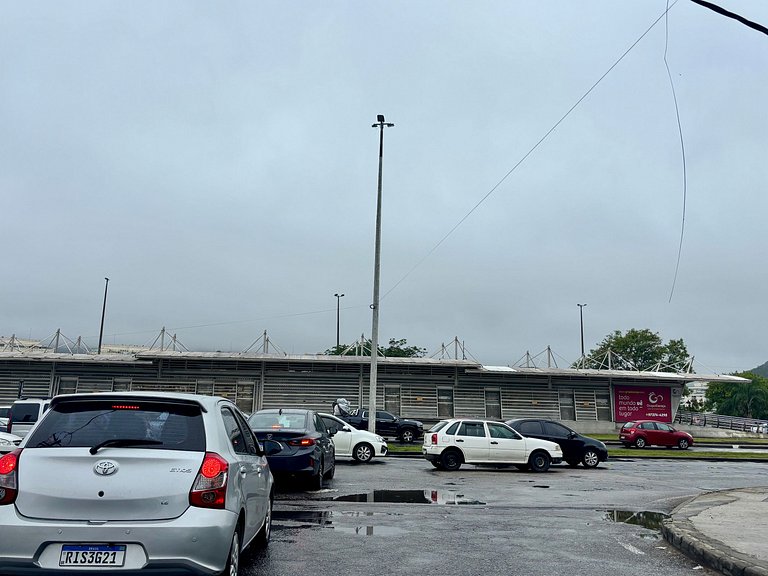 2qts em condomínio com piscina na Barra da Tijuca
