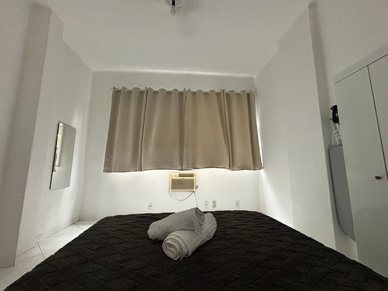 1quarto a 2 quadras da praia de Copacabana!