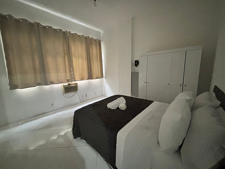 1quarto a 2 quadras da praia de Copacabana!