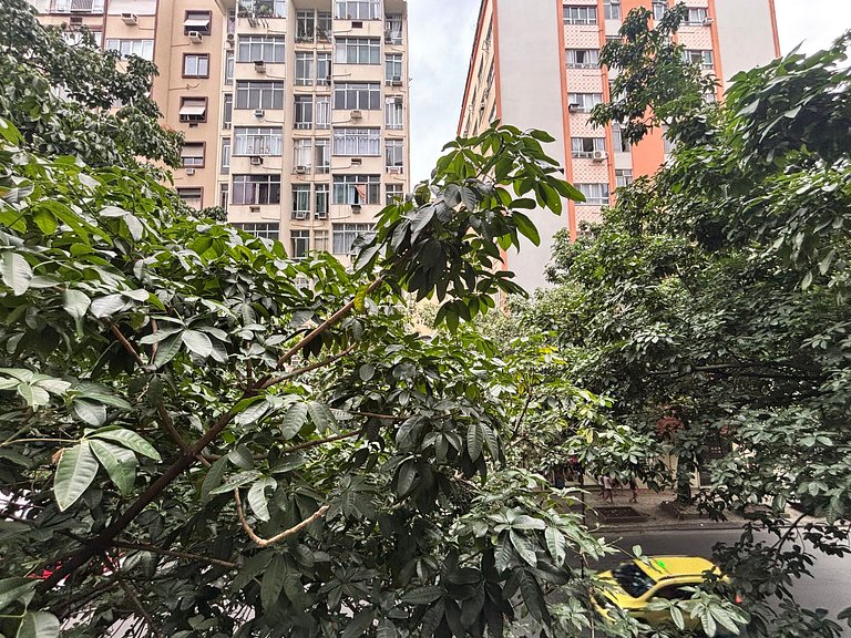 1quarto a 2 quadras da praia de Copacabana!