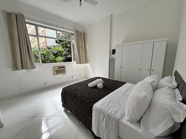 1quarto a 2 quadras da praia de Copacabana!