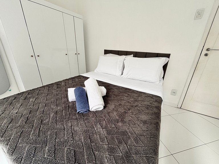 1quarto a 2 quadras da praia de Copacabana!