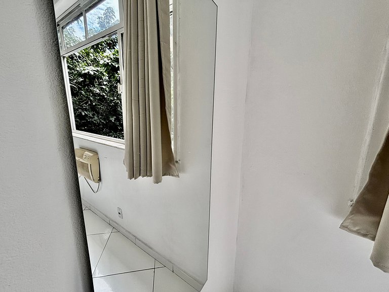 1quarto a 2 quadras da praia de Copacabana!