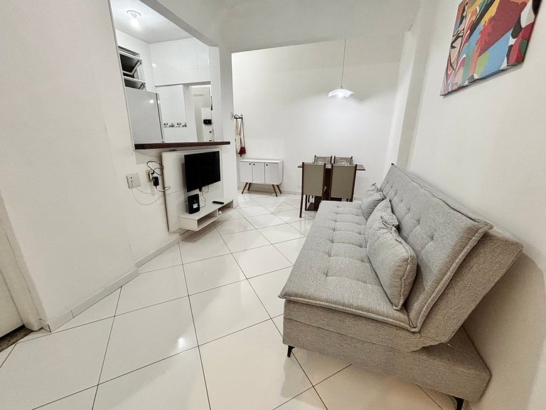 1quarto a 2 quadras da praia de Copacabana!