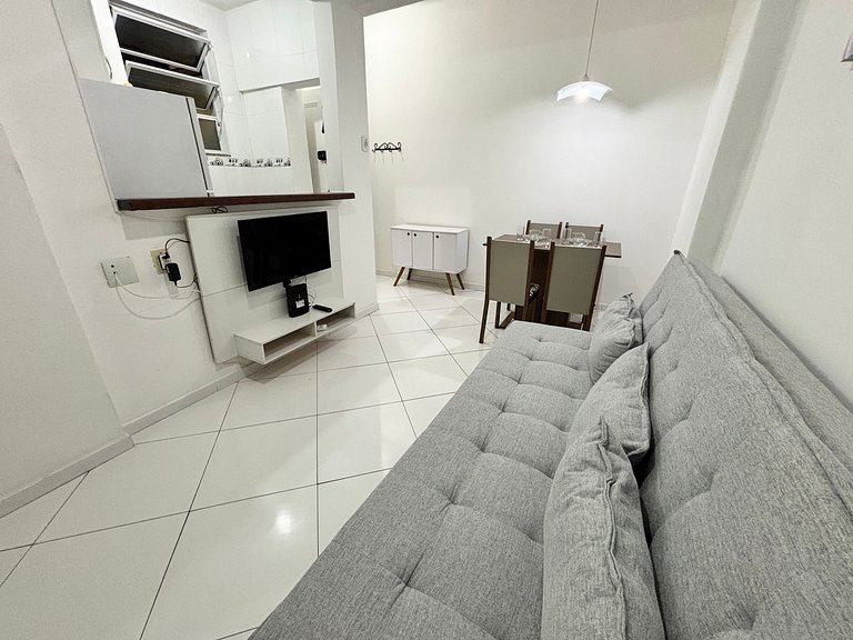 1quarto a 2 quadras da praia de Copacabana!