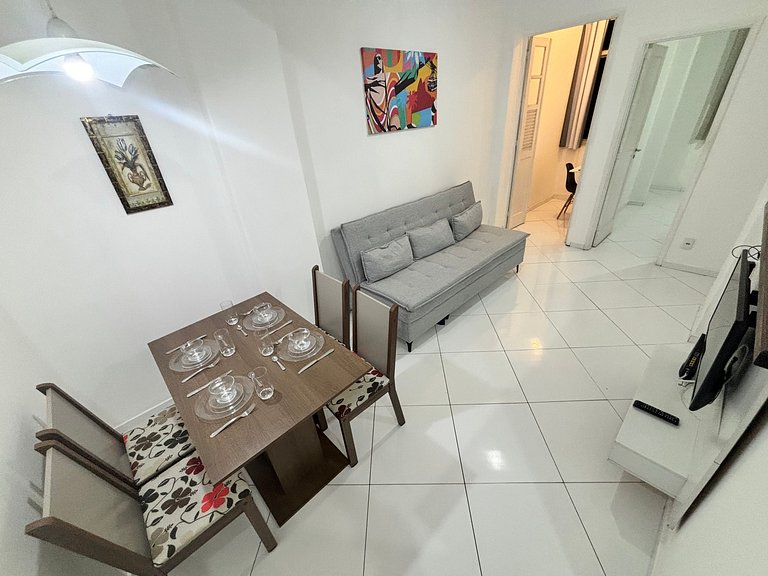 1quarto a 2 quadras da praia de Copacabana!