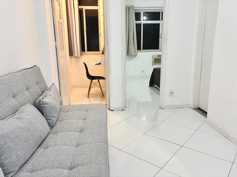 1quarto a 2 quadras da praia de Copacabana!