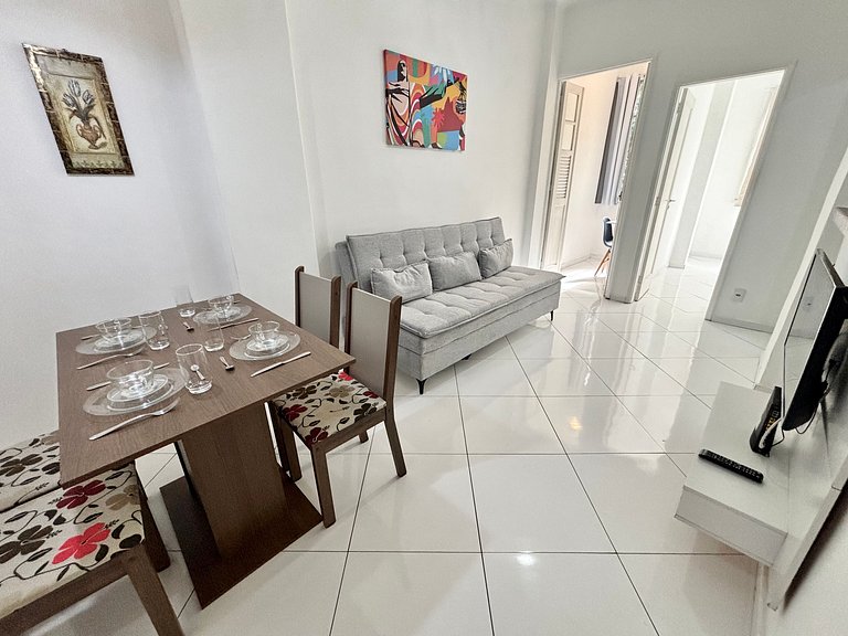 1quarto a 2 quadras da praia de Copacabana!