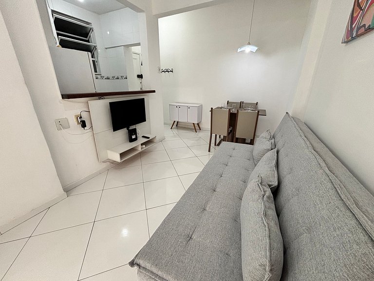 1quarto a 2 quadras da praia de Copacabana!
