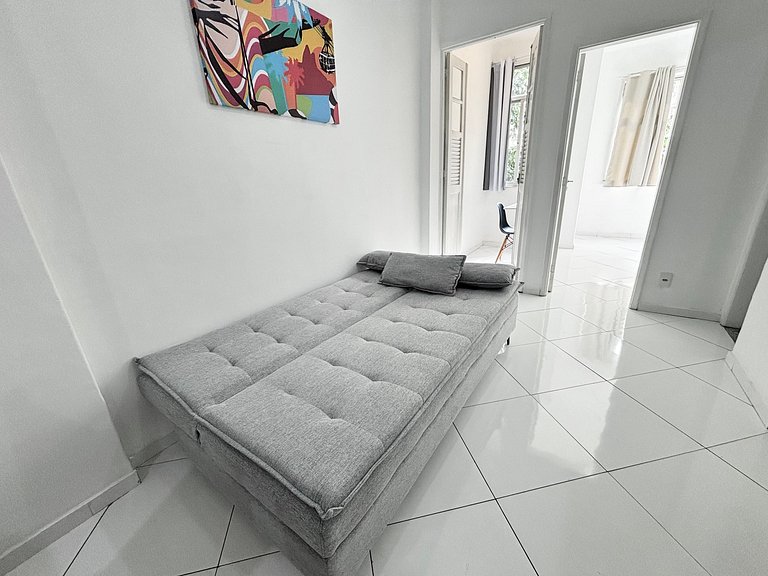 1quarto a 2 quadras da praia de Copacabana!