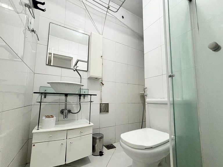 1quarto a 2 quadras da praia de Copacabana!