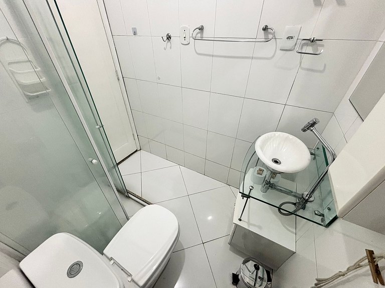 1quarto a 2 quadras da praia de Copacabana!