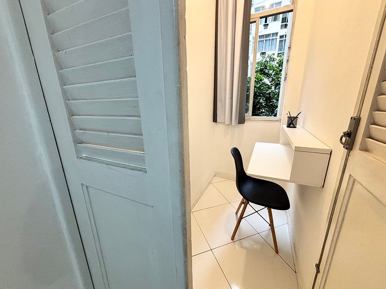1quarto a 2 quadras da praia de Copacabana!