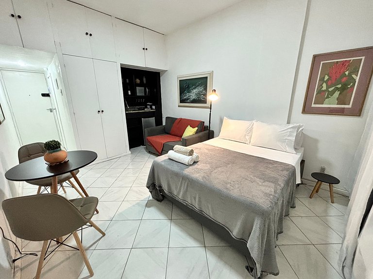 Studio em Copacabana | Praia e metrô ao lado