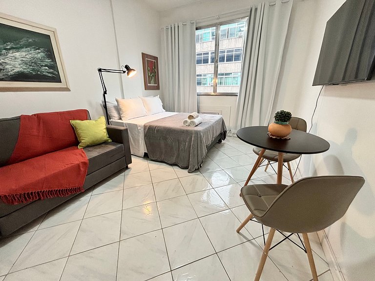 Studio em Copacabana | Praia e metrô ao lado