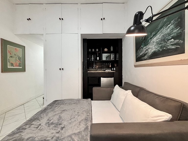 Studio em Copacabana | Praia e metrô ao lado