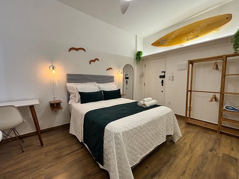 Studio em Copa com vibe praiana e portaria 24h