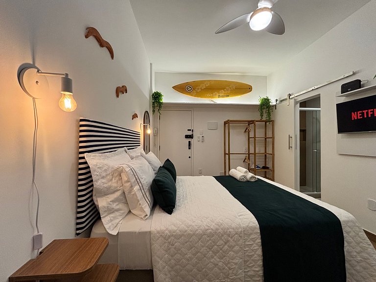 Studio em Copa com vibe praiana e portaria 24h