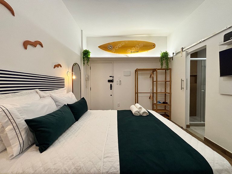 Studio em Copa com vibe praiana e portaria 24h