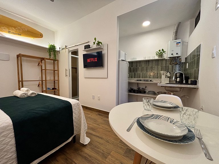 Studio em Copa com vibe praiana e portaria 24h