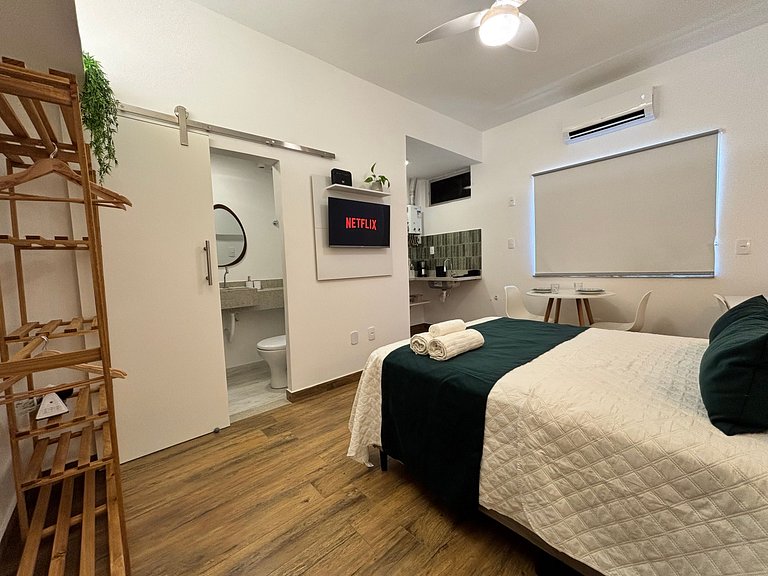 Studio em Copa com vibe praiana e portaria 24h