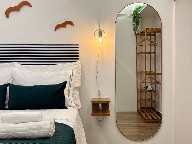 Studio em Copa com vibe praiana e portaria 24h