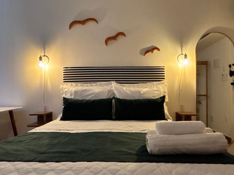 Studio em Copa com vibe praiana e portaria 24h