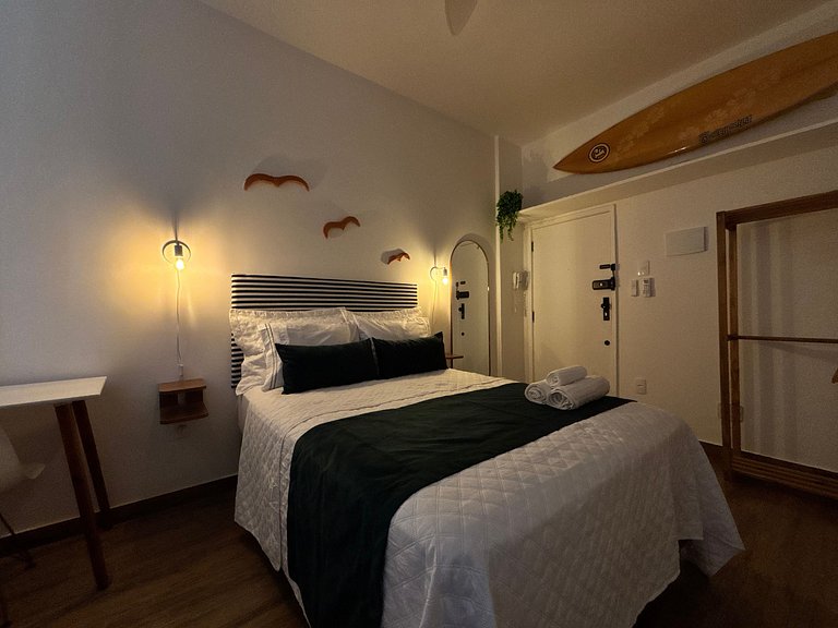 Studio em Copa com vibe praiana e portaria 24h