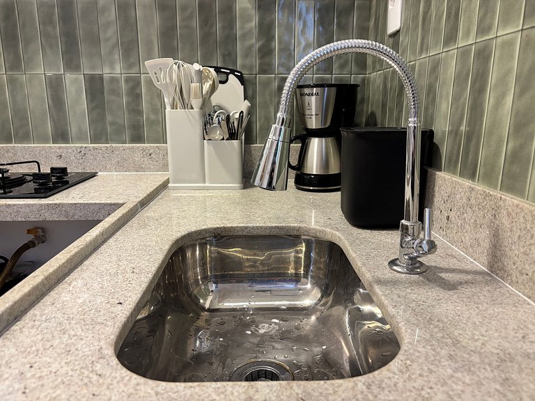 Studio em Copa com vibe praiana e portaria 24h