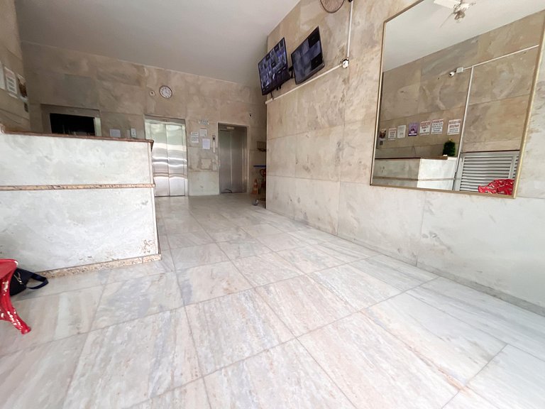 Studio em Copa com vibe praiana e portaria 24h