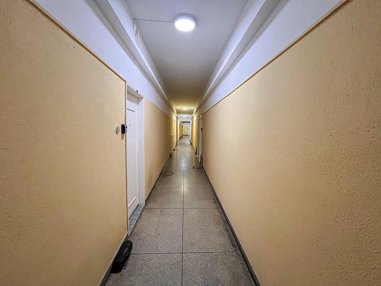 Studio em Copa com vibe praiana e portaria 24h