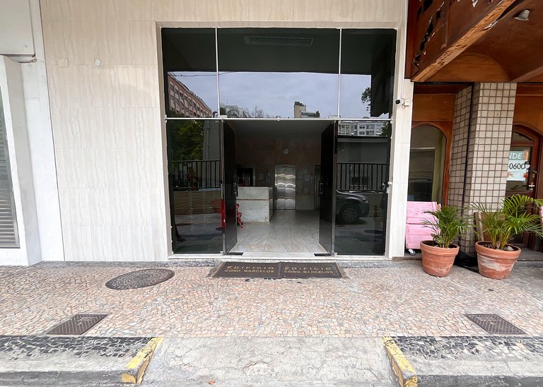 Studio em Copa com vibe praiana e portaria 24h