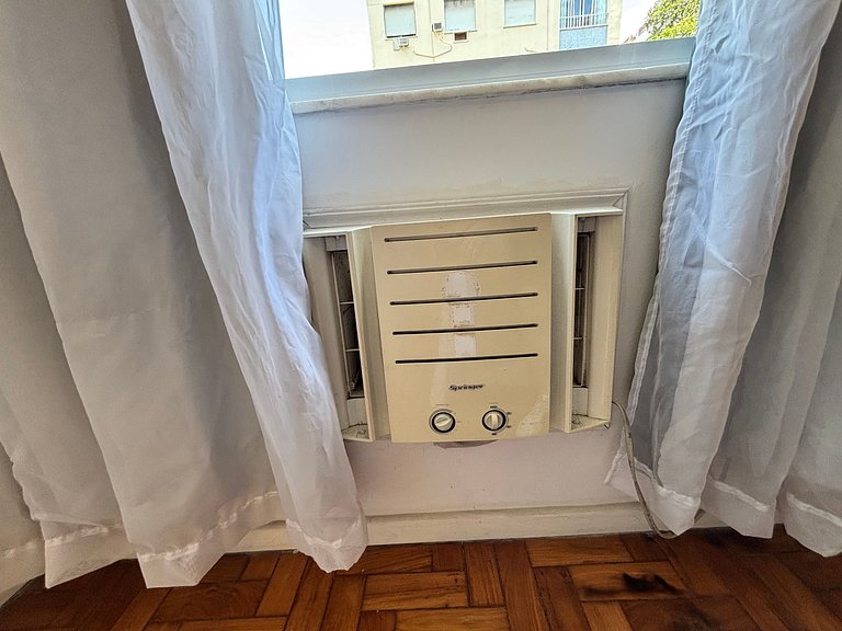 Entre Ipanema e Copa com portaria 24h