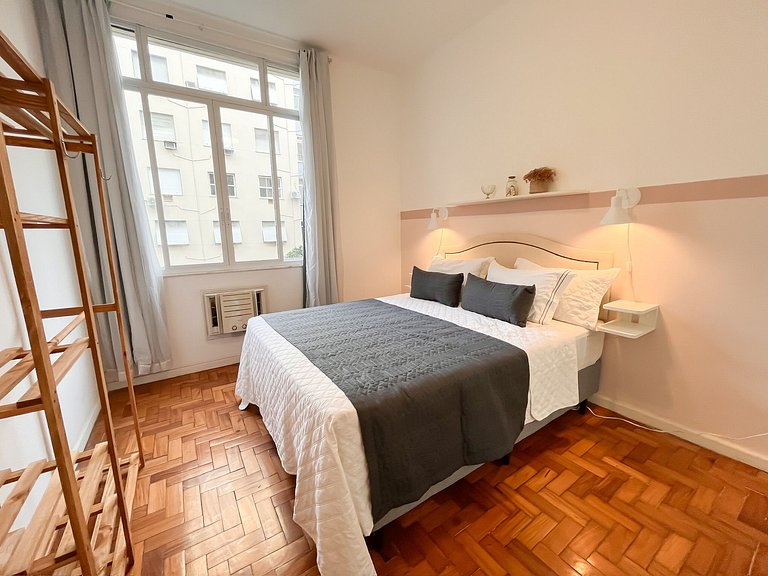 Entre Ipanema e Copa com portaria 24h