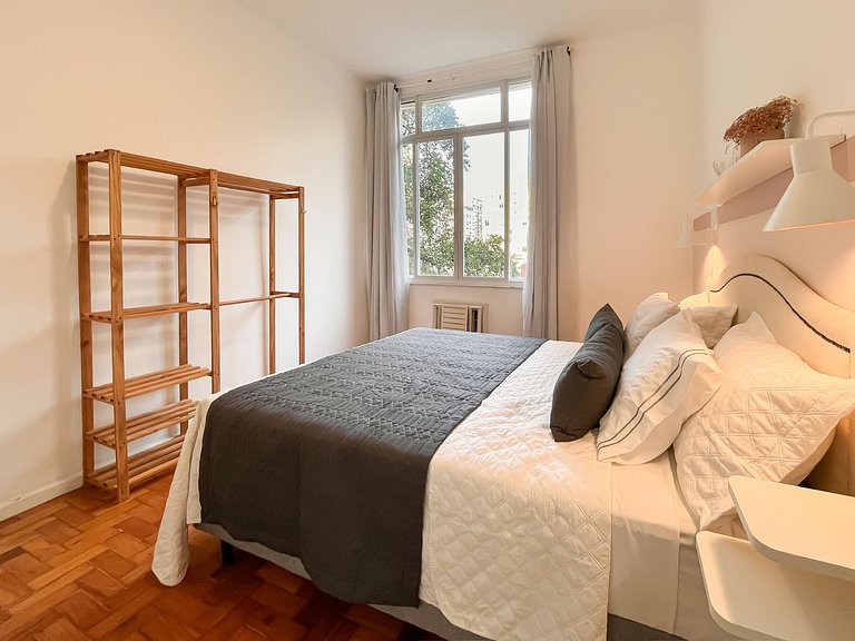 Entre Ipanema e Copa com portaria 24h