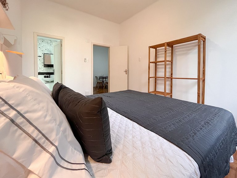 Entre Ipanema e Copa com portaria 24h