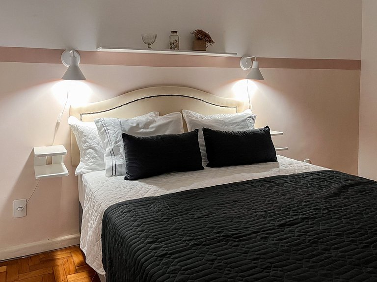 Entre Ipanema e Copa com portaria 24h