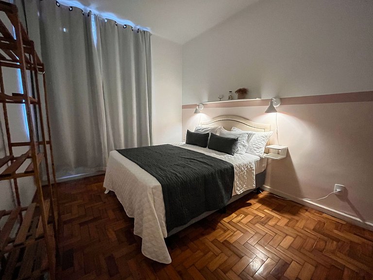 Entre Ipanema e Copa com portaria 24h