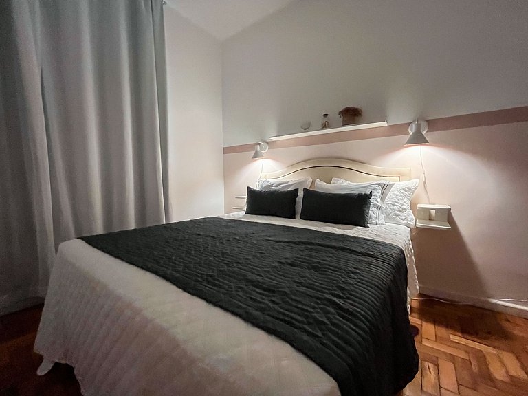 Entre Ipanema e Copa com portaria 24h