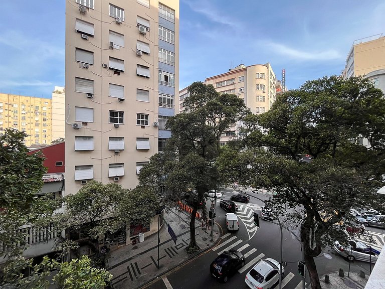 Entre Ipanema e Copa com portaria 24h