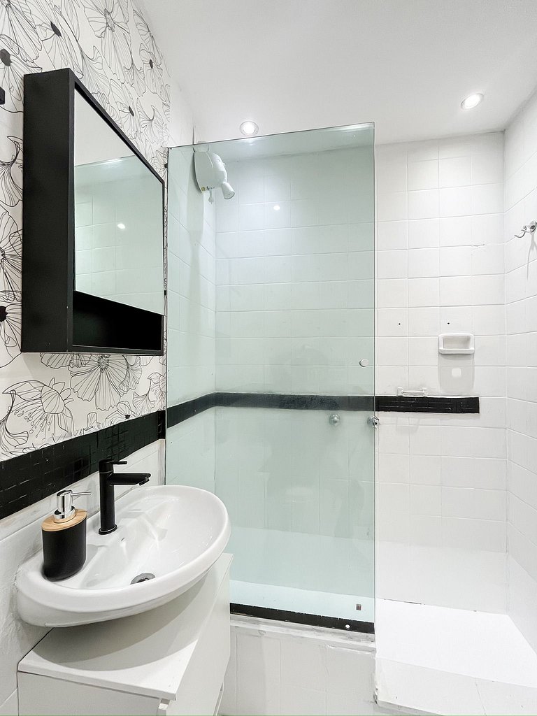 Entre Ipanema e Copa com portaria 24h