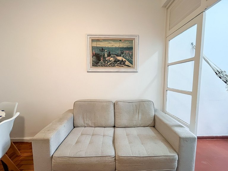 Entre Ipanema e Copa com portaria 24h