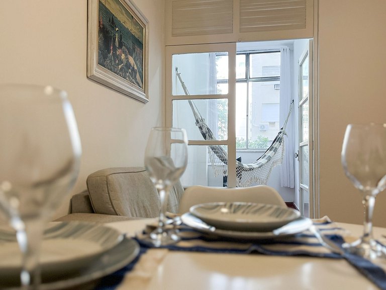 Entre Ipanema e Copa com portaria 24h